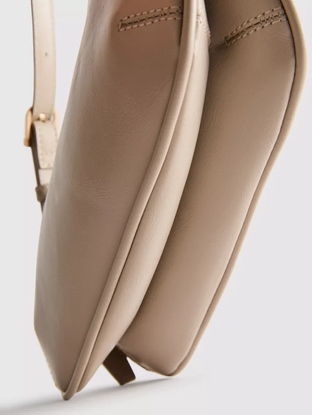 Bolso de hombro curvo de imitación de cuero