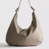 Bolso de hombro holgado con detalle de anillos