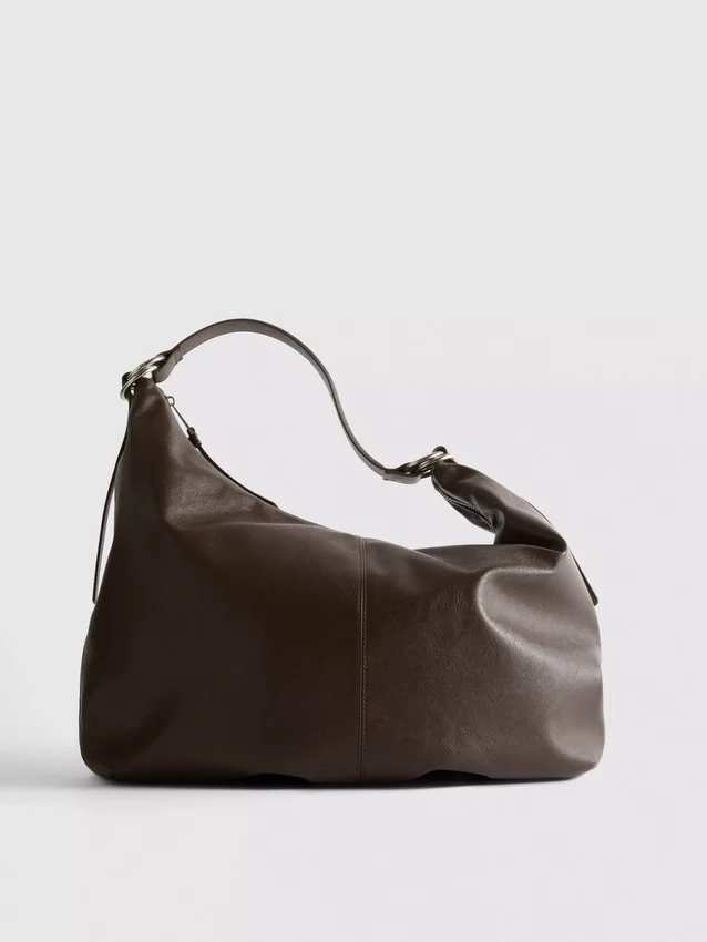 Bolso de hombro holgado con detalle de anillos