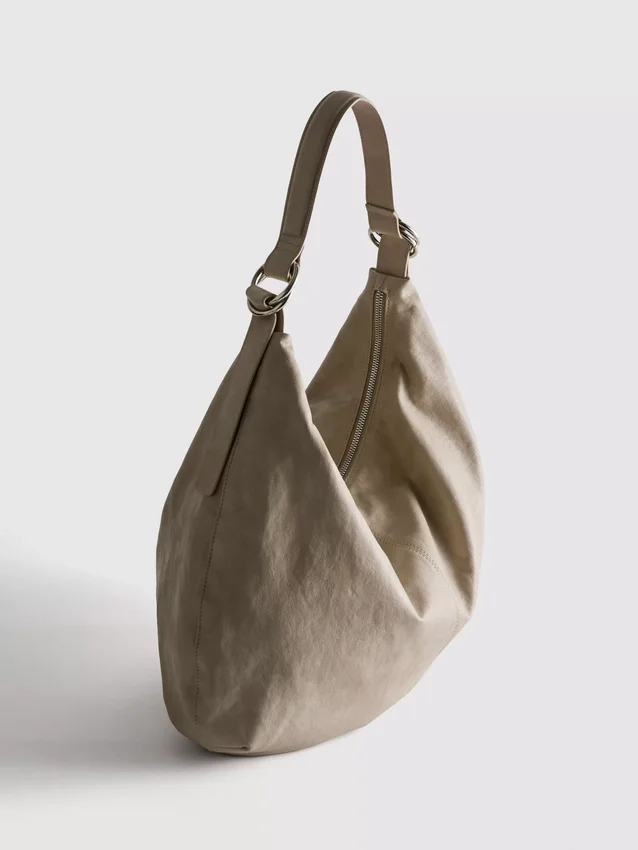 Bolso de hombro holgado con detalle de anillos