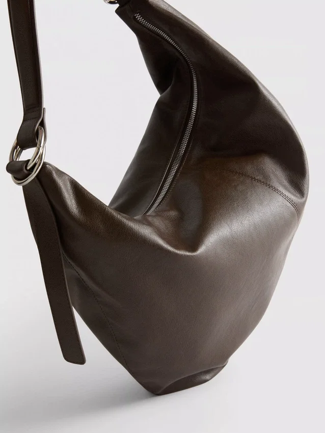 Bolso de hombro holgado con detalle de anillos
