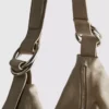 Bolso de hombro holgado con detalle de anillos