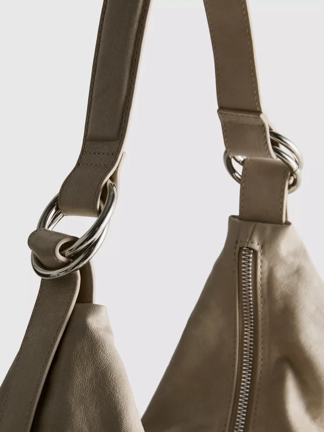 Bolso de hombro holgado con detalle de anillos