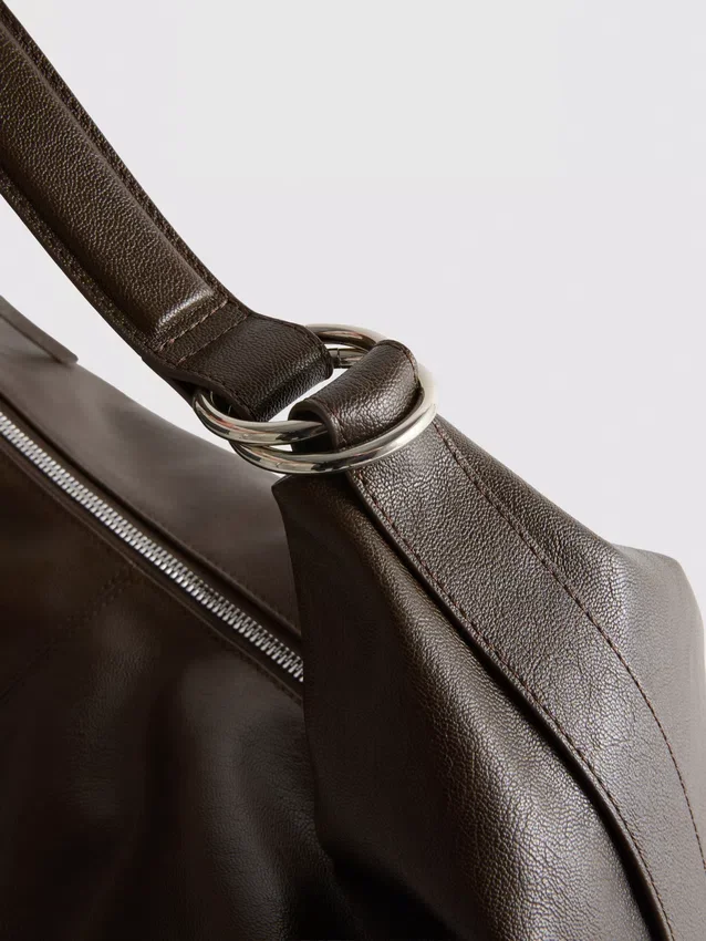Bolso de hombro holgado con detalle de anillos