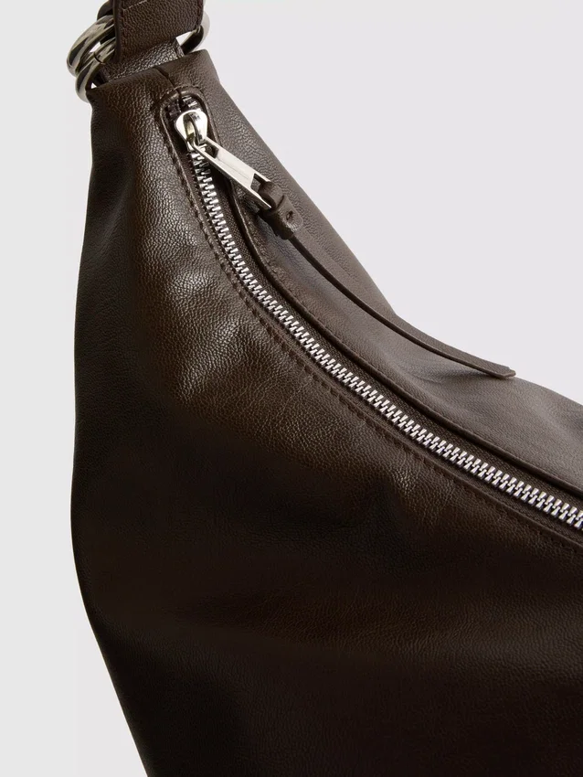 Bolso de hombro holgado con detalle de anillos