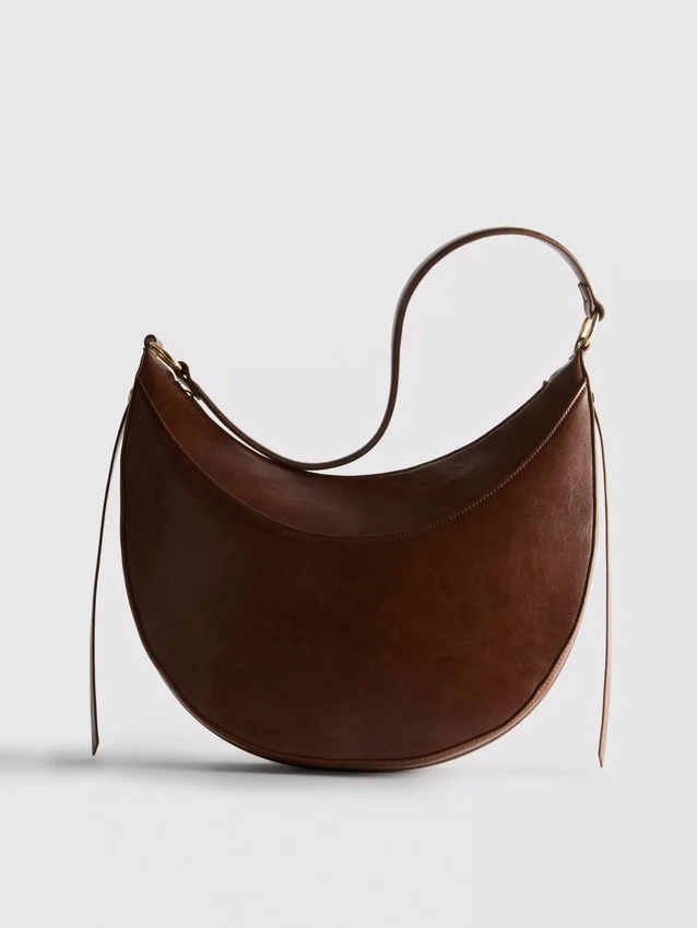 Bolso de hombro tipo luna de gamuza sintética