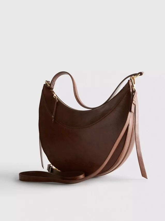 Bolso de hombro tipo luna de gamuza sintética