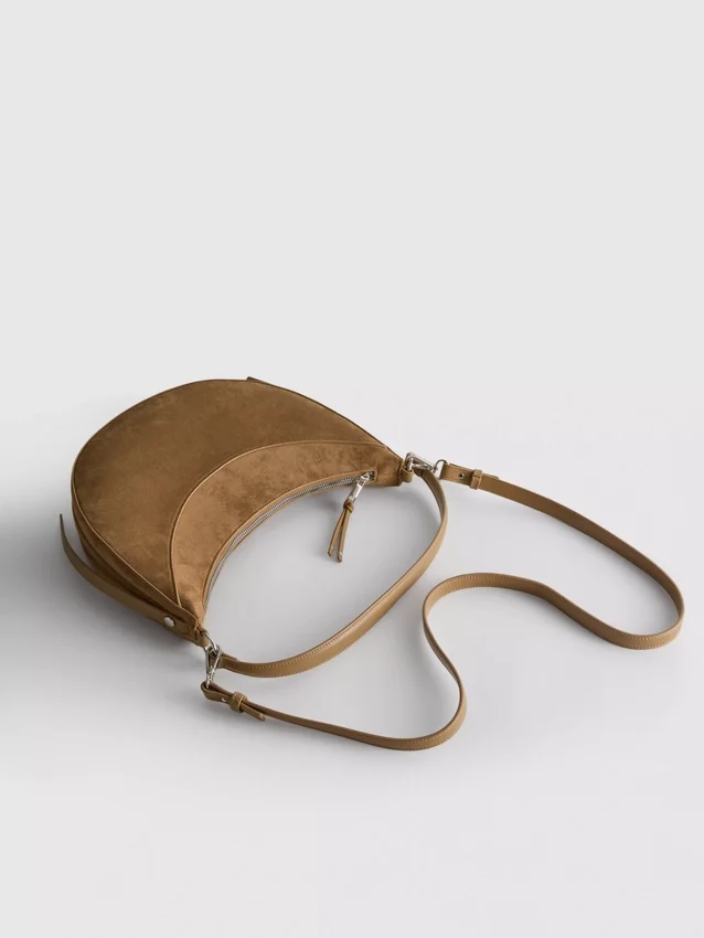 Bolso de hombro tipo luna de gamuza sintética