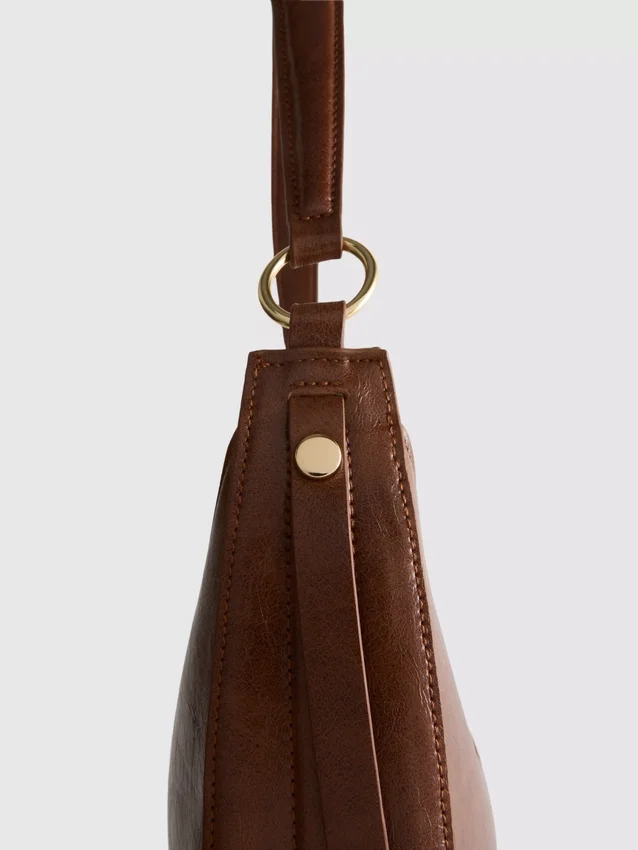 Bolso de hombro tipo luna de gamuza sintética
