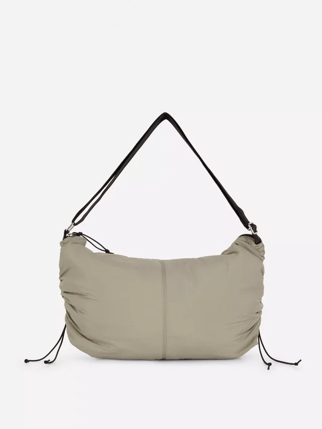 Bolso tipo bandolera con detalle de cordón