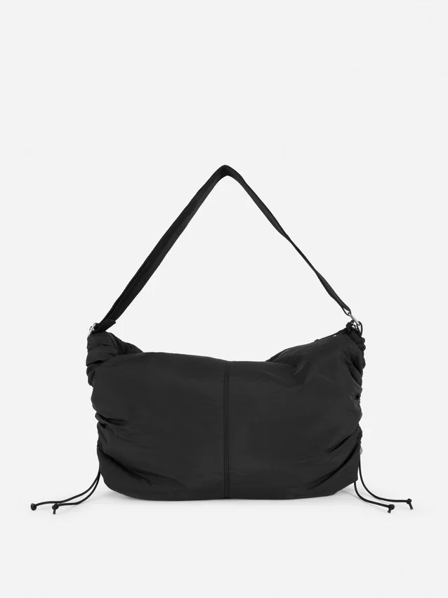 Bolso tipo bandolera con detalle de cordón
