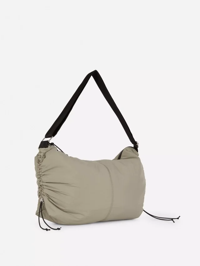 Bolso tipo bandolera con detalle de cordón
