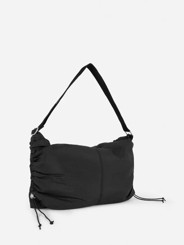 Bolso tipo bandolera con detalle de cordón