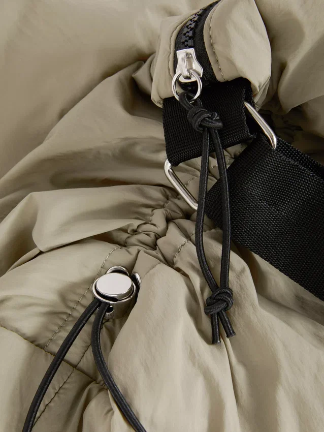 Bolso tipo bandolera con detalle de cordón