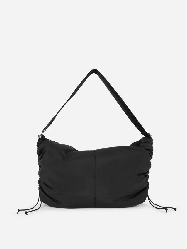 Bolso tipo bandolera con detalle de cordón