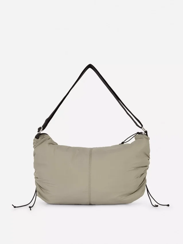 Bolso tipo bandolera con detalle de cordón