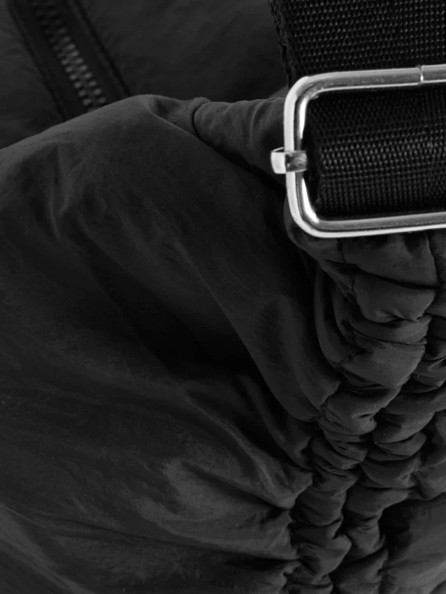 Bolso tipo bandolera con detalle de cordón