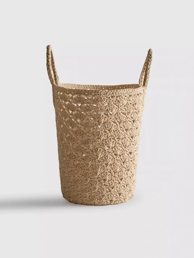 Bolso tipo cubo de croché de Paula Echevarría