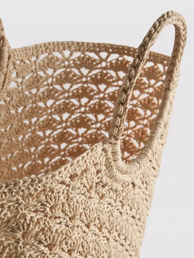 Bolso tipo cubo de croché de Paula Echevarría