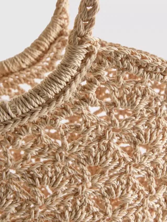 Bolso tipo cubo de croché de Paula Echevarría