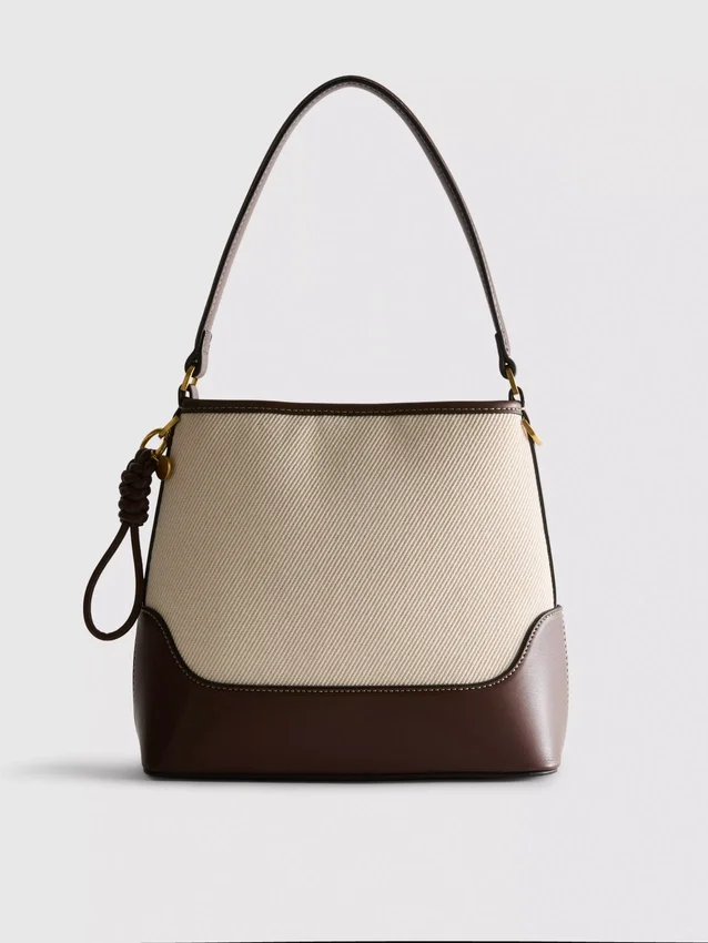 Bolso tipo cubo de imitación de cuero