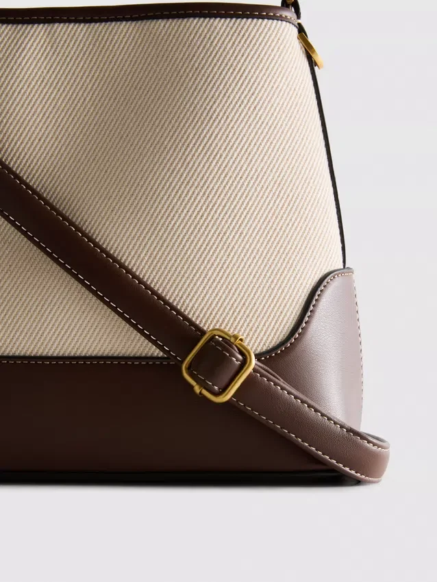 Bolso tipo cubo de imitación de cuero