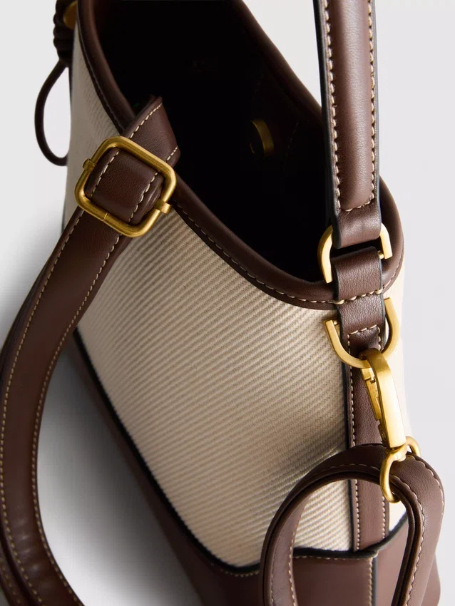 Bolso tipo cubo de imitación de cuero