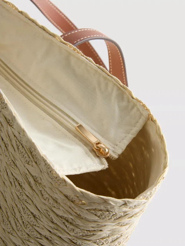 Bolso tipo cubo de paja