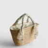Bolso tipo cubo midi de paja tejida