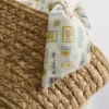 Bolso tipo cubo midi de paja tejida