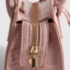 Bolso tipo tote con efecto cocodrilo