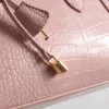 Bolso tipo tote con efecto cocodrilo