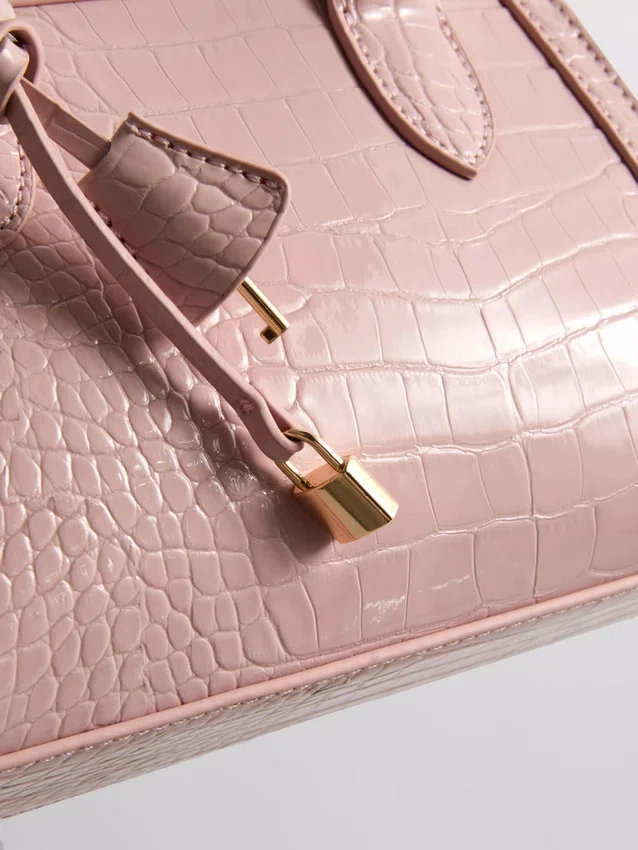 Bolso tipo tote con efecto cocodrilo