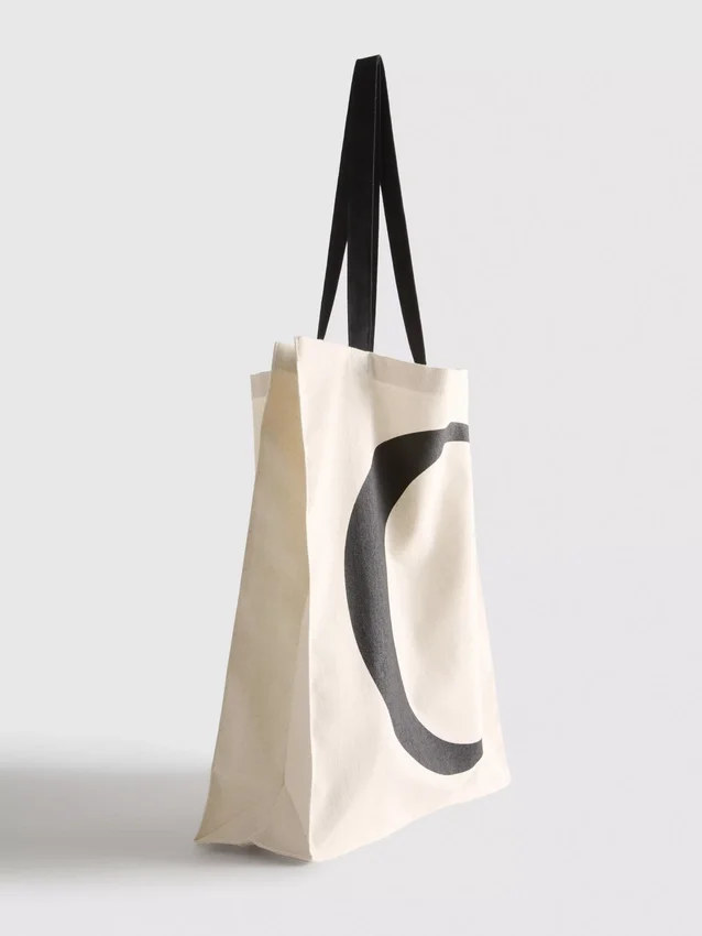 Bolso tipo tote con iniciales