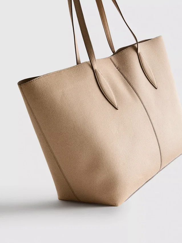 Bolso tipo tote con panel de gamuza sintética