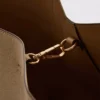 Bolso tipo tote con panel de gamuza sintética