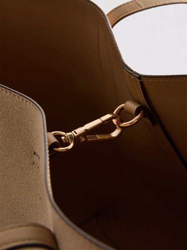 Bolso tipo tote con panel de gamuza sintética