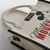 Bolso tipo tote de imitación de cuero de Mickey y sus amigos de Disney