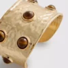 Brazalete con detalle de cuentas de Paula Echevarría