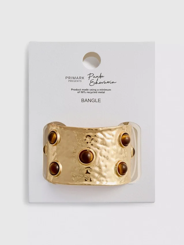 Brazalete con detalle de cuentas de Paula Echevarría