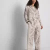 Camisa abotonada de satén arrugado con estampado de paisley de Paula Echevarría