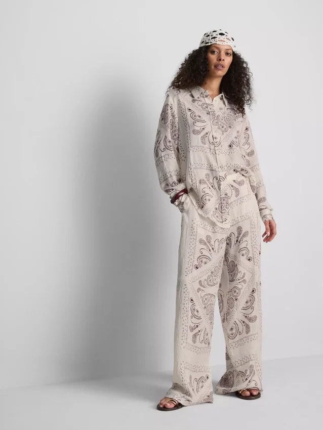 Camisa abotonada de satén arrugado con estampado de paisley de Paula Echevarría