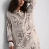Camisa abotonada de satén arrugado con estampado de paisley de Paula Echevarría