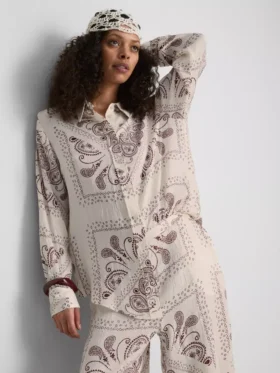 Camisa abotonada de satén arrugado con estampado de paisley de Paula Echevarría