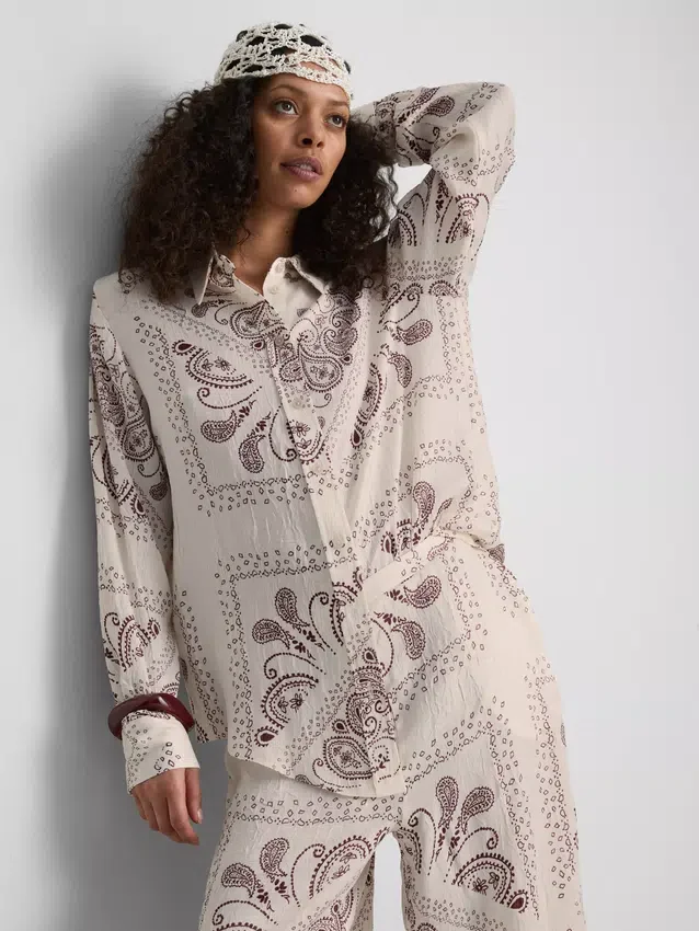 Camisa abotonada de satén arrugado con estampado de paisley de Paula Echevarría