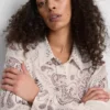 Camisa abotonada de satén arrugado con estampado de paisley de Paula Echevarría