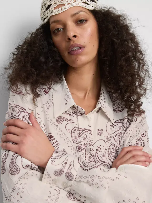 Camisa abotonada de satén arrugado con estampado de paisley de Paula Echevarría