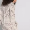 Camisa abotonada de satén arrugado con estampado de paisley de Paula Echevarría