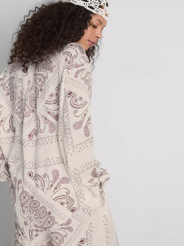 Camisa abotonada de satén arrugado con estampado de paisley de Paula Echevarría