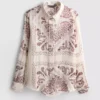 Camisa abotonada de satén arrugado con estampado de paisley de Paula Echevarría